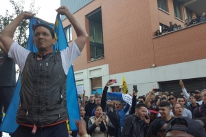Protesta contra violencia pa Mitch Henriquez a sali fo'i man