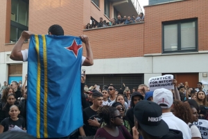 Protesta contra violencia pa Mitch Henriquez a sali fo'i man