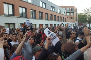Protesta contra violencia pa Mitch Henriquez a sali fo'i man
