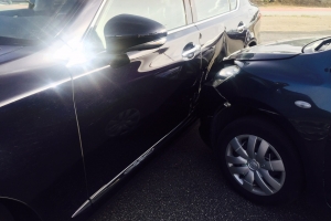 Auto di gobernador envolvi den accidente di trafico