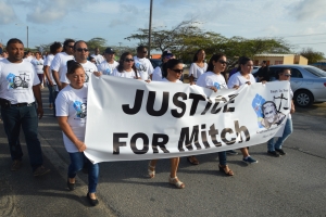 Caminata silencioso emocional pa Mitch Henriquez na Aruba
