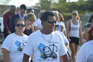 Caminata silencioso emocional pa Mitch Henriquez na Aruba