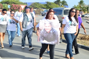 Caminata silencioso emocional pa Mitch Henriquez na Aruba