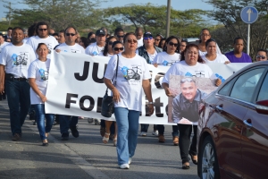 Caminata silencioso emocional pa Mitch Henriquez na Aruba