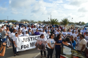 Caminata silencioso emocional pa Mitch Henriquez na Aruba