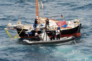 Bapor van Amstel a tou velero Mama Lucie bek pa Aruba