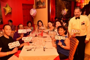 Kowloon Restaurant a celebra 40 aña cu clientenan super feliz