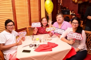 Kowloon Restaurant a celebra 40 aña cu clientenan super feliz