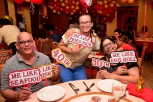Kowloon Restaurant a celebra 40 aña cu clientenan super feliz