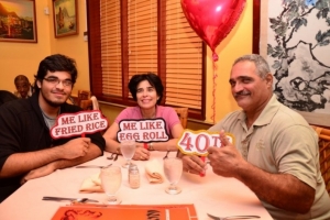 Kowloon Restaurant a celebra 40 aña cu clientenan super feliz