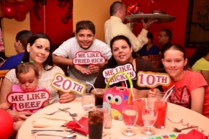 Kowloon Restaurant a celebra 40 aña cu clientenan super feliz