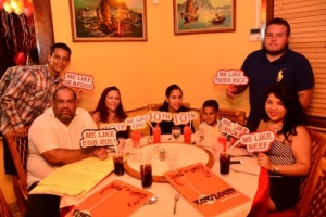 Kowloon Restaurant a celebra 40 aña cu clientenan super feliz