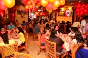 Kowloon Restaurant a celebra 40 aña cu clientenan super feliz