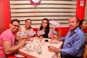 Kowloon Restaurant a celebra 40 aña cu clientenan super feliz