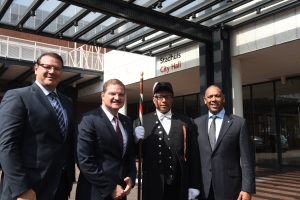 Premier Mike Eman a sorprende studiantenan di Caribe Hulandes na Amsterdam