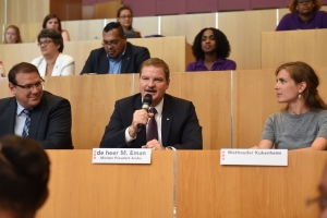 Premier Mike Eman a sorprende studiantenan di Caribe Hulandes na Amsterdam