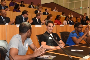 Premier Mike Eman a sorprende studiantenan di Caribe Hulandes na Amsterdam