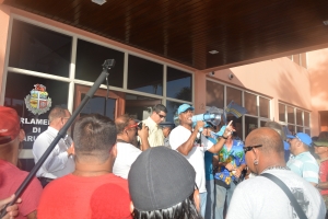 Grupo di manifestante a kibra porta di parlamento y purba drenta