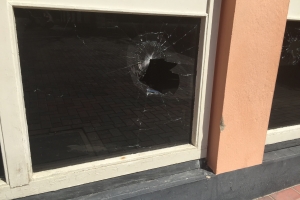 E mainta despues di un anochi violento dilanti parlamento