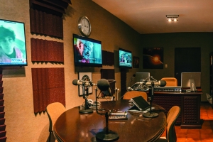 100.9-Hits100FM den su “Newsroom Studio” nobo