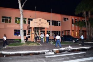 Seis persona (di 12) ta keda deteni pa disturbio di diahuebs