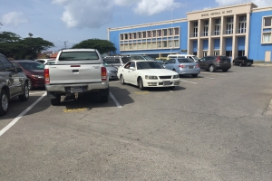 Parkeerplaatsnan illegal a lanta cabez y postkantoor ta yen!