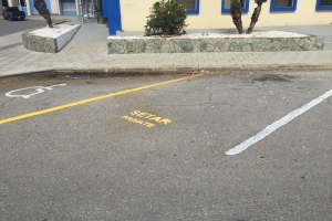 Parkeerplaatsnan illegal a lanta cabez y postkantoor ta yen!