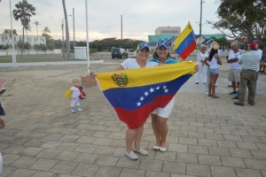 Venezolanonan pro Leopoldo Lopez na Aruba mustrando solidaridad 
