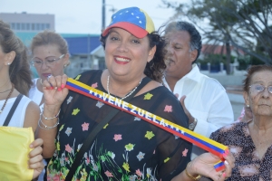 Venezolanonan pro Leopoldo Lopez na Aruba mustrando solidaridad 