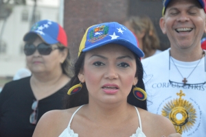 Venezolanonan pro Leopoldo Lopez na Aruba mustrando solidaridad 