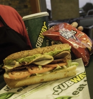 ‘Tur hende kier avocado topping na Subway Aruba’