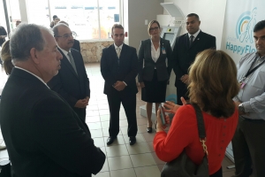 Gobernador di Aruba a bishita Aeropuerto di Aruba