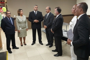 Gobernador di Aruba a bishita Aeropuerto di Aruba