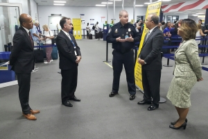 Gobernador di Aruba a bishita Aeropuerto di Aruba