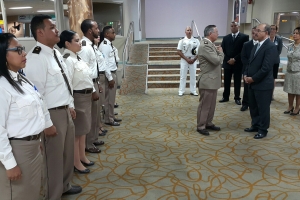 Gobernador di Aruba a bishita Aeropuerto di Aruba