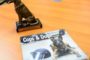 Dos pagina calendar Cops & Dogs dedica na Aruba