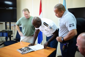 Dos pagina calendar Cops & Dogs dedica na Aruba