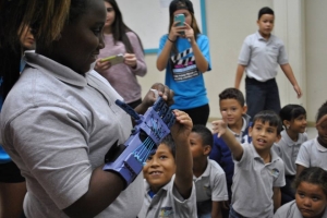 Alumnonan di Internacional school a traha man 3D pa alumno cu falta man