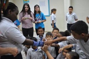 Alumnonan di Internacional school a traha man 3D pa alumno cu falta man