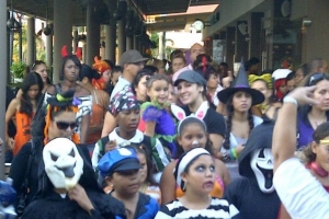 Renaissance Marketplace cla pa celebra Halloween diasabra cu henter famia
