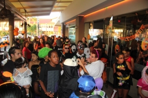 Renaissance Marketplace cla pa celebra Halloween diasabra cu henter famia