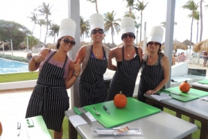 Riu Palace y Antillas a celebra Halloween cu cortamento di pampuna