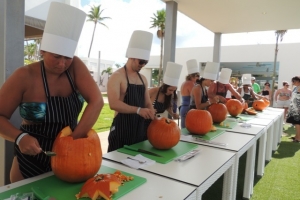 Riu Palace y Antillas a celebra Halloween cu cortamento di pampuna