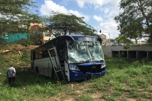 Accidente di trafico ta laga bus di Arubus den rooi