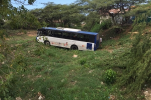 Accidente di trafico ta laga bus di Arubus den rooi