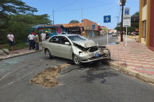 Accidente di trafico ta laga bus di Arubus den rooi