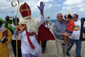 Sinterklaas y su 145 piet a yega Aruba awe mainta!