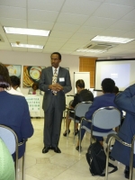 Conocido docente di turismo y psycologo Tony Green a bay sosega