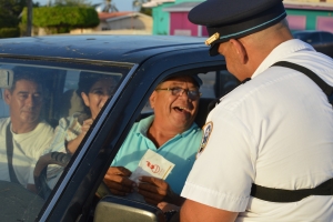 Automobilistanan sorprendi cu control di trafico 'special'
