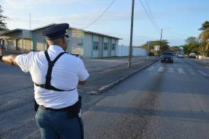Automobilistanan sorprendi cu control di trafico 'special'